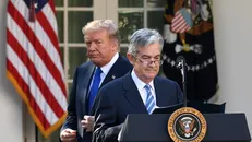 Tổng thống Trump trong nhiệm kỳ đầu và ông Powell (phải).