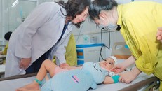 Phó Chủ tịch nước Võ Thị Ánh Xuân ân cần hỏi thăm sức khoẻ bệnh nhi.