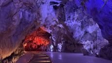 Quang cảnh bên trong Hang Ngọc Rồng.