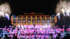 Tiết mục "Tiếng hát từ Thành phố mang tên Người" do Phạm Trang và Duyên Huyền thể hiện. Ảnh: Thu Hương/TTXVN.