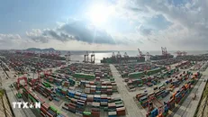 Cảng biển nước sâu Dương Sơn ở vịnh Hàng Châu, phía Nam Thượng Hải (Trung Quốc). Ảnh: TTXVN.