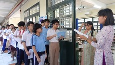 Thí sinh xếp hàng được gọi tên vào phòng thi.