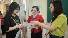 Thí sinh Hà Nội làm thủ tục dự thi vào lớp 10. Ảnh: Hoài Nam/TTXVN.