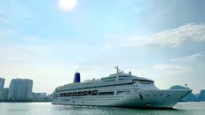 Tàu Piano Land mang theo khoảng 1.000 du khách đến từ Trung Quốc cập Cảng tàu khách quốc tế Hạ Long, thành phố Hạ Long (Quảng Ninh). Ảnh: TTXVN.