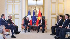 Thủ tướng Phạm Minh Chính hội kiến Chủ tịch Thượng viện Pháp Gerard Larcher. Ảnh: VGP/Nhật Bắc.