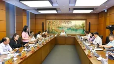 Các đại biểu Quốc hội đoàn Hà Nội thảo luận ở tổ về việc sắp xếp đơn vị hành chính và Dự thảo Nghị quyết của Quốc hội về Trung tâm tài chính quốc tế tại Việt Nam. Ảnh: TTXVN.