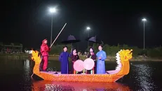 Hát Quan họ trên thuyền rồng. Ảnh: Thanh Thương/TTXVN.