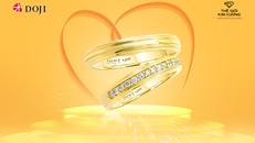 Nhẫn cưới vàng vàng thanh khiết và dịu dàng như ánh nắng đầu hạ.