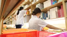 Nhân viên y tế làm công tác cấp phát thuốc.