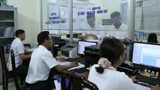 Bộ phận tiếp nhận và trả kết quả phường Trần Hưng Đạo, thành phố Nam Định giải quyết thủ tục hành chính cho người dân. Ảnh: Công Luật/TTXVN