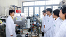 Phó Giáo sư-Tiến sỹ Nguyễn Minh Tân - nhà khoa học nữ nhận Giải thưởng Kovalevskaia năm 2024 - hướng dẫn sinh viên về hệ thống xử lý nước thải bằng công nghệ màng.