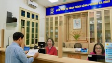 Người dân làm thủ tục tại Điểm phục vụ hành chính công phường Ba Đình. Ảnh: VGP/Thùy Chi.