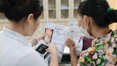 Nhân viên y tế tư vấn cho người bệnh. Ảnh: Minh Quyết/TTXVN.