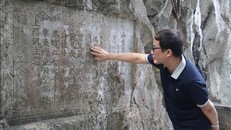 Nhiều nhà nghiên cứu trong và ngoài nước đến tham quan, tìm hiểu về Văn khắc Hán Nôm ở núi Non Nước.