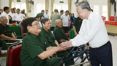 Tổng Bí thư Tô Lâm thăm hỏi và tặng quà cho thương bệnh binh. Ảnh: Thống Nhất/TTXVN.