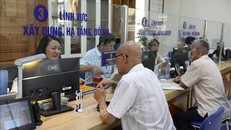 Cán bộ công chức Trung tâm hành chính công phường Kim Liên, thành phố Hà Nội, tiếp công dân.