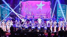 Chương trình nghệ thuật truyền thống lực lượng Thanh niên xung phong do các đoàn viên thanh niên của trường Đại học văn hóa nghệ thuật Quân Đội thể hiện. Ảnh: Minh Đức/TTXVN.