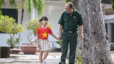 Thượng sĩ Nguyễn Chí Tường cùng con một nhân viên Vinamilk tại Trung tâm Điều dưỡng Thương binh và Người có công Long Đất (Ảnh: Thanh Bình).