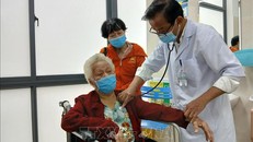 Bác sĩ khám cho người cao tuổi tại Trung tâm Y tế khu vực Sơn Trà, thành phố Đà Nẵng. Ảnh: Mỹ Hà/TTXVN.