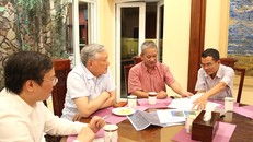 Phó Thủ tướng Thường trực Chính phủ Nguyễn Hòa Bình bày tỏ ấn tượng, đánh giá cao sự nỗ lực không ngừng nghỉ của anh Nguyễn Xuân Thắng (thứ ba từ trái sang) và anh Lâm Hồng Tiên (thứ tư từ trái sang) trong hành trình “Đi tìm liệt sỹ”. Ảnh: VGP/Nguyễn Hoàng.