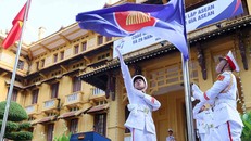 Lực lượng tiêu binh thực hiện nghi thức thượng cờ ASEAN.