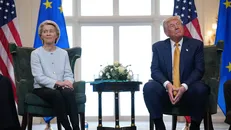 Tổng thống Mỹ Donald Trump (phải) trong cuộc gặp Chủ tịch Ủy ban Châu Âu (EC) Ursula von der Leyen tại khu nghỉ dưỡng ở Turnberry (Scotland), ngày 27/7/2025. Ảnh: Bloomberg.