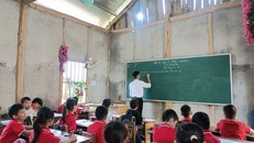 Phòng học tạm chờ kiên cố hóa của thầy và trò Trường Tiểu học Nghĩa Tâm, xã Nghĩa Tâm, huyện Văn Chấn, tỉnh Yên Bái. Ảnh: Phạm Mai/TTXVN.