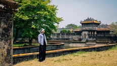 Du khách tham quan di tích ở Huế. Ảnh: Vương Công Nam/TTXVN.