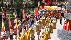 Xá lợi Đức Phật được cung rước về chùa Bái Đính. Ảnh: Đức Phương/TTXVN.