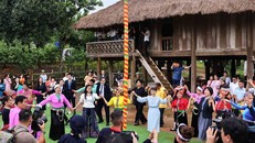 Bà Lê Thị Bích Trân, phu nhân Thủ tướng Phạm Minh Chính và bà Ishiba Yoshiko, Phu nhân Thủ tướng Nhật Bản đến thăm Làng Văn hóa-Du lịch các dân tộc Việt Nam, ngày 28/4 vừa qua. Ảnh: TTXVN.