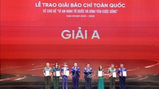 Đồng chí Nguyễn Trọng Nghĩa, Uỷ viên Bộ Chính trị, Bí thư Trung ương Đảng, Trưởng Ban Tuyên giáo và Dân vận Trung ương và đồng chí Nguyễn Xuân Thắng, Uỷ viên Bộ Chính trị, Giám đốc Học viện chính trị Quốc gia Hồ Chí Minh, Chủ tịch Hội đồng lý luận Trung ương trao giải cho các tác giả đạt giải. Ảnh: Tuấn Anh/TTXVN.