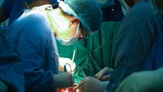 Các bác sỹ thực hiện ca ghép tạng cho bệnh nhân.