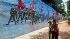 Bức tường bích họa dài 300m thu hút sự chú ý của người dân và du khách.