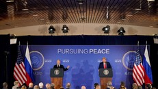 Tổng thống Mỹ Donald Trump (phải) và Tổng thống Nga Vladimir Putin trong cuộc họp báo chung tại Căn cứ Elmendorf-Richardson ở Anchorage, bang Alaska (Mỹ) ngày 15/8/2025. Ảnh: CNN.