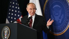 Tổng thống Putin trong cuộc họp báo sau cuộc hội đàm với người đồng cấp Donald Trump tại Alaska. Ảnh: The Times.