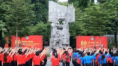 Hội viên thanh niên, đoàn viên hô vang khẩu hiệu "Vì Tổ quốc Việt Nam giàu mạnh văn minh". Ảnh: An Đăng/TTXVN.