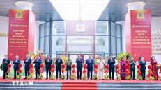 Tổng Bí thư Tô Lâm cùng các đại biểu thực hiện nghi thức cắt băng khánh thành Trụ sở Bộ Công an tại số 96 Nguyễn Du, thành phố Hà Nội. Ảnh: Phạm Kiên/TTXVN.