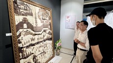 Họa sĩ Lê Trung Hiếu chia sẻ với công chúng về tác phẩm gốm tiêu biểu của mình.