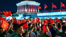 Khán giả dự Chương trình chính luận nghệ thuật ''Dưới cờ vinh quang'' tại Quảng trường Ba Đình, tối 9/8/2025. Ảnh: Phạm Tuấn Anh/TTXVN.