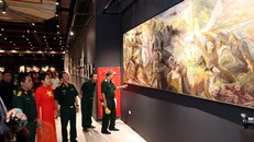 Các đại biểu Bộ Quốc phòng ngắm tác phẩm sơn dầu "Đội quân tóc dài" của hoạ sĩ Lê Lam.