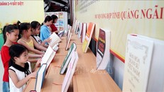 Đông đảo độc giả đến tham quan, tìm hiểu tại trưng bày.