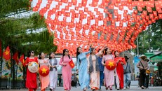 Du khách hào hứng tham dự chợ lá kỷ lục và triển lãm lịch sử tại núi Bà Đen, Tây Ninh