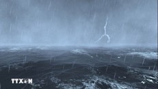 Dự báo gió mạnh và mưa giông trên biển. Ảnh: TTXVN.