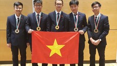 Năm thí sinh của Đội tuyển quốc gia Việt Nam dự thi Olympic Vật lý quốc tế lần thứ 49 đều đoạt giải, trong đó có 2 HCV, 2 HCB và 1 HCĐ. Ảnh: TTXVN.