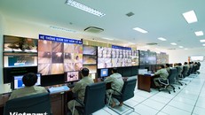 Nhân viên giám sát hệ thống giao thông tại một hầm đường bộ. Ảnh: Việt Hùng/TTXVN.