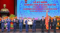 Thay mặt lãnh đạo Đảng, Nhà nước, Thủ tướng Phạm Minh Chính trao Huân chương Hồ Chí Minh (lần thứ ba) tặng Đài Tiếng nói Việt Nam. Ảnh: VGP/Nhật Bắc.