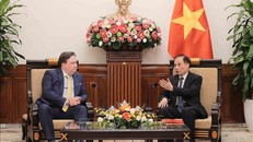 Quyền Bộ trưởng Bộ Ngoại giao Lê Hoài Trung tiếp Đại sứ Hoa Kỳ Marc Knapper