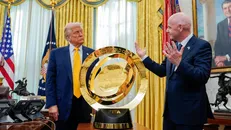 Tổng thống Mỹ Donald Trump và Chủ tịch Liên đoàn Bóng đá Thế giới (FIFA) Gianni Infantino trong một cuộc gặp tại Nhà Trắng.