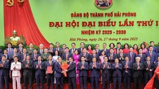 Thủ tướng tặng hoa chúc mừng Đại hội Đảng bộ thành phố Hải Phòng lần thứ I, nhiệm kỳ 2025-2030 thành công rực rỡ. Ảnh: VGP/Nhật Bắc.