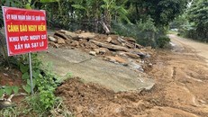 Chính quyền xã Suối Hai đã tiến hành thu dọn đất đá sạt lở từ trên núi và đặt biển cảnh báo tại thôn 9, xóm Xẩm. Ảnh: Quốc Lũy/TTXVN.